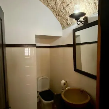 Lovely 3 Bedroom Apt With Patio In A Typical House Apartment *