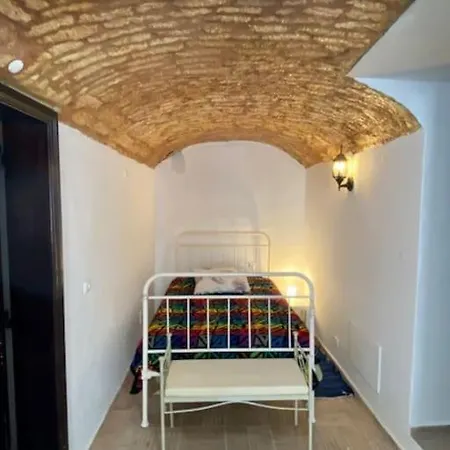 Lovely 3 Bedroom Apt With Patio In A Typical House *