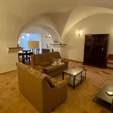 Lovely 3 Bedroom Apt With Patio In A Typical House Apartment